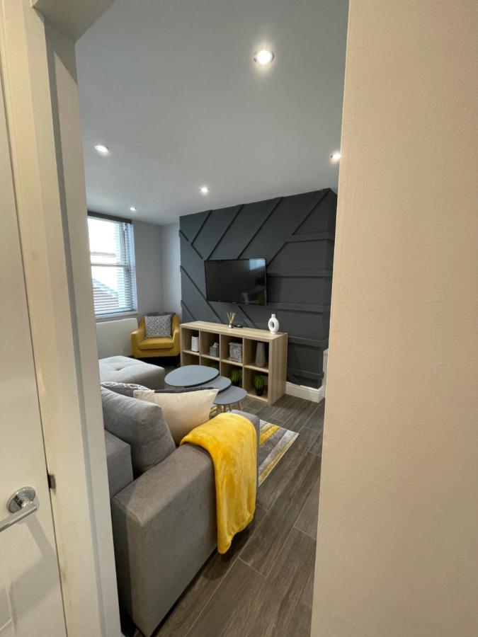 Clock Tower - - Near Sea And Shops Hove